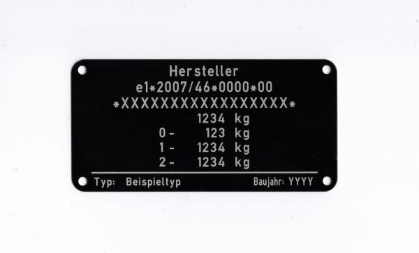 Var.14 Typenschild für die Fahrzeugklasse O1 und O2, beschriftet mit den Zusatzangaben Typ und Baujahr